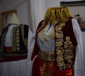 Qendisja e kostumit popullor të Gjirokastrës. Foto Xhoan Guga.