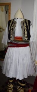 Qendisja e kostumit popullor të Gjirokastrës. Foto Xhoan Guga.
