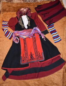 Kostumi popullor i Dardhës, aksesorë. Foto Ilir Terova, 2021.